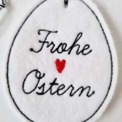 Outlet Osterei aus Filz mit zwei Holzperlen - FROHE OSTERN in Schreibschrift - von Ostereier