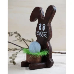 Outlet Osterhase aus Holz handgemacht – Rustikale Osterdeko, Unikat mit Ei & Puschel Osterhasen