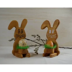 Osterhase aus Holz handgemacht – Rustikale Osterdeko, Unikat mit Ei & Puschel Osterhasen