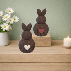 Sale Osterhase mit Herz aus dem 3D-Druck. Moderne Osterdeko. Geriffelte Oberfläche mit feinem Herzdetail Osterdeko