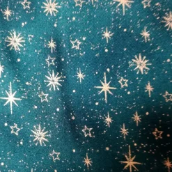 Weihnachtsstoffe|Design in Stoff Patchworkstoff Star Springle, roter Quiltstoff mit kleinen Herzen, Sternchen und Pünktchen.