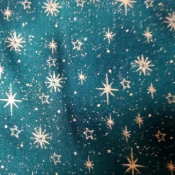Patchworkstoff Star Springle, roter Quiltstoff mit kleinen Blüten und goldenen Sterne. Weihnachtsstoffe