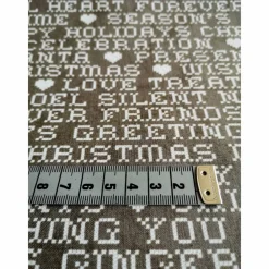 Discount Patchworkstoff Weihnachten grau mit weißer Schrift von Hustle and Bustle BasicGrey – 100% Baumwolle, 112cm breit Weihnachtsstoffe