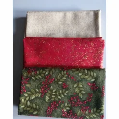 Best Patchworkstoff Winter Manor Pine,  grüner Quiltstoff mit Kiefernzweige und rote Beeren Moda Nr. 17 Weihnachtsstoffe