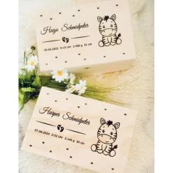 Dekoration|KreativePeri Personalisierte Erinnerungskiste für Babys - Tiergruppe Safari  - Personalisiert mit Name & Datum - Holzbox