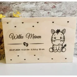 Dekoration|KreativePeri Personalisierte Erinnerungskiste für Babys - Tiergruppe Safari  - Personalisiert mit Name & Datum - Holzbox