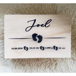 Best Personalisierte Erinnerungskiste für Babys mit Fußabdruck-Motiv, individuell gestaltet mit Name und Datum auf einer Holz Dekoration