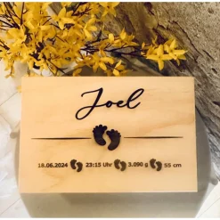 Best Personalisierte Erinnerungskiste für Babys mit Fußabdruck-Motiv, individuell gestaltet mit Name und Datum auf einer Holz Dekoration