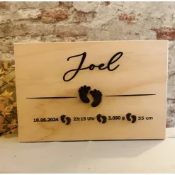 Best Personalisierte Erinnerungskiste für Babys mit Fußabdruck-Motiv, individuell gestaltet mit Name und Datum auf einer Holz Dekoration