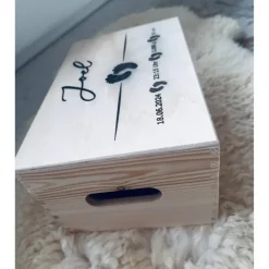 Best Personalisierte Erinnerungskiste für Babys mit Fußabdruck-Motiv, individuell gestaltet mit Name und Datum auf einer Holz Dekoration