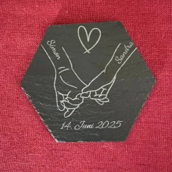 Personalisierte Schieferplatte Hexagon zur Hochzeit mit Namen & Datum – romantische Erinnerung Gastgeschenke