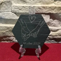 Personalisierte Schieferplatte Hexagon zur Hochzeit mit Namen & Datum – romantische Erinnerung Gastgeschenke