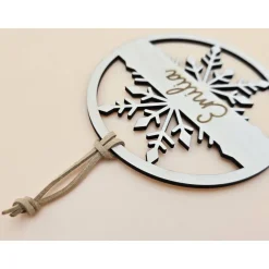 Baumschmuck Personalisierbar|ArtiksHolzWunder Personalisierter Anhänger für Weihnachtsbaum & Geschenk Schneeflocke Holzanhänger Weihnachtskugel Tannenbaum mit Name