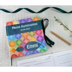 Best personalisiertes farbenfrohes Gästebuch zur Kommunion mit Fischen und Kreisen in Regenbogenfarben auch mit Gästefragen Geschenke