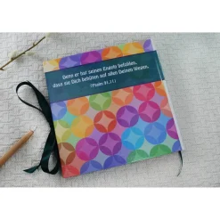 Best personalisiertes farbenfrohes Gästebuch zur Kommunion mit Fischen und Kreisen in Regenbogenfarben auch mit Gästefragen Geschenke