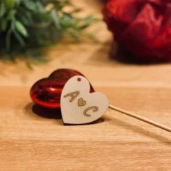 Valentinstagsgeschenke|Werkstatt am See Personalisiertes Herz mit euren Initialen - Geschenkanhänger aus Holz