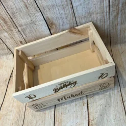 Präsentkorb zum Geburtstag, Geschenkkorb mit Wunschgravur, Name und Alter und Wunschmotive, Geschenk Geburtstag Dekoration