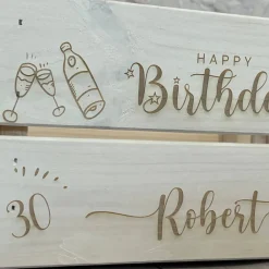 Online Präsentkorb zum Geburtstag, Geschenkkorb mit Wunschgravur, Name und Alter und Wunschmotive, Geschenk Geburtstag Dekoration