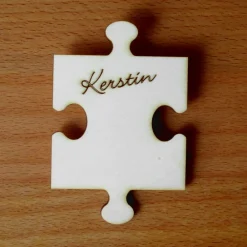 Puzzleteil Platzkarte aus Holz mit Namen Hochzeitsdeko