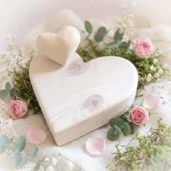 Discount Ringbox aus Holz in Herzform – personalisierbar mit Gravur – schlichte, romantische Alternative zum Ringkissen Ringkissen