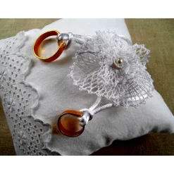 Online Ringkissen weiß quadratisch mit handgeklöppelter Blüte und Vintagespitze Ringkissen