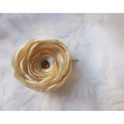 Brautschmuck|Madame Floralie Romantische Satin Haarklammer Creme Beige Stoffblume Braut Haarblüte "Carole" Brautschmuck