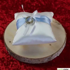 Ringkissen|Kreativatelier A & V Romantisches Ringkissen aus weißem Satin mit stilvollem hellblauem Satinband und hübscher weißer Schleife