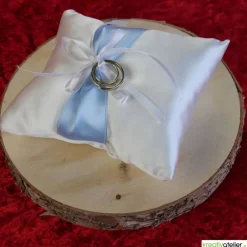 New Romantisches Ringkissen aus weißem Satin mit stilvollem hellblauem Satinband und hübscher weißer Schleife Ringkissen