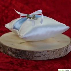 New Romantisches Ringkissen aus weißem Satin mit stilvollem hellblauem Satinband und hübscher weißer Schleife Ringkissen