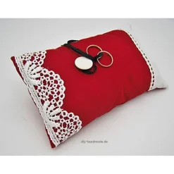 Sale Rotes Ringkissen mit weißen Antikspitzen – Nostalgisches Unikat für Deine Hochzeit, handgemacht, 22 x 13 cm Ringkissen