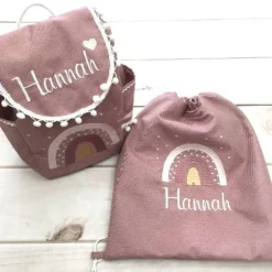 Discount Rucksack mit Namen,  Umhängetasche, Rucksack mit Regenbogen, altrosa dunkel, weiß bestickt,  Kindergartenrucksack Kinder Kinderrucksack