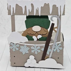 Outlet ​Rustikale Geschenkbox "Grünmützen-Wichtel mit Schlitten" | Handgemachte Verpackung mit abnehmbarem Wichtel-Anhänger Geschenkverpackungen