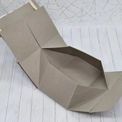 Outlet ​Rustikale Geschenkbox "Grünmützen-Wichtel mit Schlitten" | Handgemachte Verpackung mit abnehmbarem Wichtel-Anhänger Geschenkverpackungen