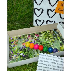 SALE -30% (Code: NEUEABENTEUER) |Kleine Mutmacher-Raupe aus bunten Perlen – mit Text & Schlaufe - Geschenk zum Aufmunter Mutmacher