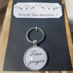 Schlüsselsanhänger Brautführerin oder BrautfühHochzeit schwarz weiß Cabochon silberfarbe Fassung 25mm lustiges Geschenk Accessoires