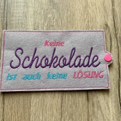 Schokoladenhülle grau mit Bestickung „Keine Schokolade ist auch keine Lösung“ Geschenkverpackungen