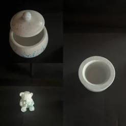 Set aus Vase, Teddy und kleiner Vase auf einem runden Tablett Geschenke