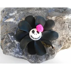 Clearance Skull Haarspange – Stoffblume mit Totenkopf, Hibiskus & Rose, Schwarz/Pink, Ø 7,5 cm, Lolita & Gothic Accessoire Accessoires