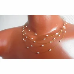 Sale Sommerliche Perlenkette aus feinen echten Perlen, Brautschmuck, schwebend auf goldenem Juwelierdraht Brautschmuck
