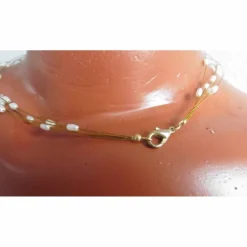 Sale Sommerliche Perlenkette aus feinen echten Perlen, Brautschmuck, schwebend auf goldenem Juwelierdraht Brautschmuck