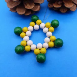 Outlet Stern aus Holzperlen, weiß gelb grün, Weihnachtsstern, Advent, Dekoration, Geschenkanhänger, Baumschmuck Baumschmuck