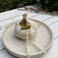 Hot Stoffkürbis Leinen cremebeige – Handgemachte Herbstdeko mit Trockenblumen & Häkelspitze Deko Halloween