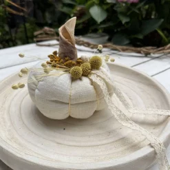 Hot Stoffkürbis Leinen cremebeige – Handgemachte Herbstdeko mit Trockenblumen & Häkelspitze Deko Halloween