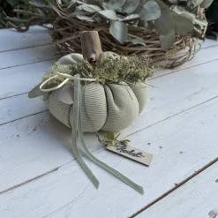 Hot Stoffkürbis XL aus gerippter Baumwolle in Farmgrün – Skandi Herbstdeko mit Naturakzenten Herbst