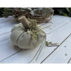 Hot Stoffkürbis XL aus gerippter Baumwolle in Farmgrün – Skandi Herbstdeko mit Naturakzenten Herbst