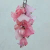 Taschenbaumler Blütentraube rosa – stilvoller Anhänger aus Acrylblüten & Glasbiconen Accessoires