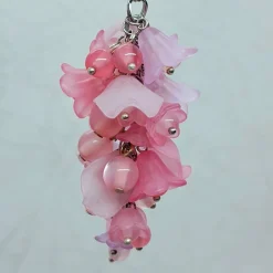 Taschenbaumler Blütentraube rosa – stilvoller Anhänger aus Acrylblüten & Glasbiconen Accessoires