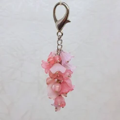 Taschenbaumler Blütentraube rosa – stilvoller Anhänger aus Acrylblüten & Glasbiconen Accessoires