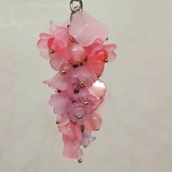 Taschenbaumler Blütentraube rosa – stilvoller Anhänger aus Acrylblüten & Glasbiconen Accessoires