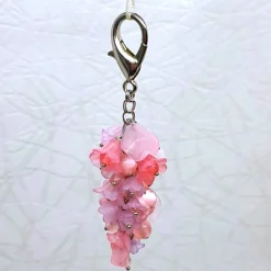 Taschenbaumler Blütentraube rosa – stilvoller Anhänger aus Acrylblüten & Glasbiconen Accessoires